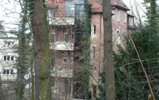Homelift außen an Altbau neben Balkonen