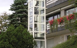 Glasaufzug weiß mit Zugang zu Balkonen bei mehrstöckigem Haus