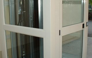 Außenaufzug aus Glas mit Technikdetails