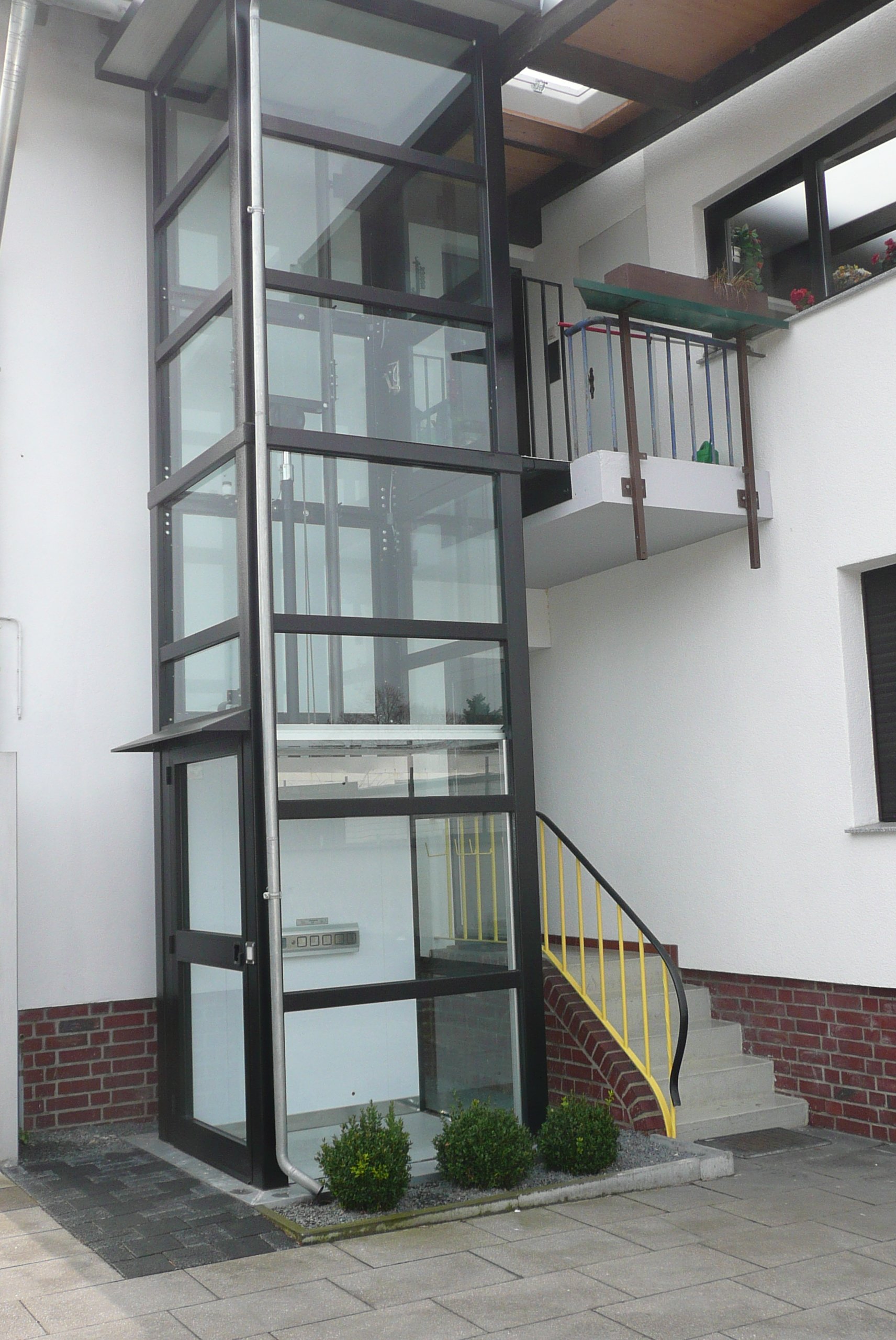 Außenaufzug aus Glas für Zugang zum 1. Stock