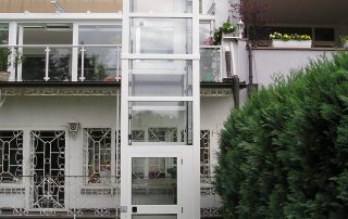 Aufzug aus Glas mit Zugang zu den Balkonen