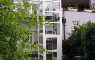 Glasaufzug mit Zugang vom Garten