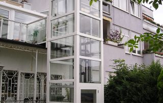 Aufzug weiß und Glas an Balkone gebaut